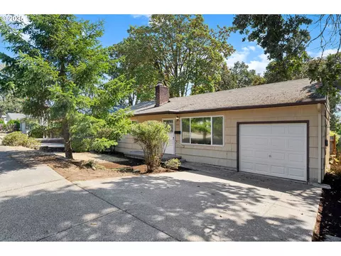615 E Gloucester St, Gladstone, OR 97027