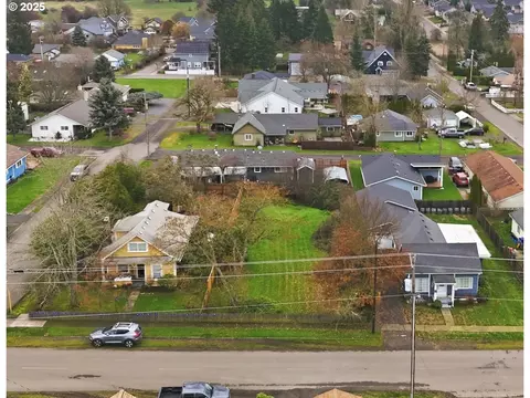 409 E Monroe St #6, Carlton, OR 97111