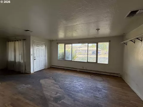 Living - 4694 Daisy St, Springfield, OR 97478 photo 1 of 6