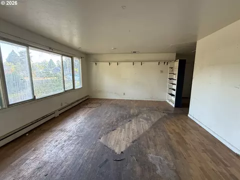 Living - 4694 Daisy St, Springfield, OR 97478 photo 5 of 6