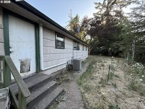 Exterior - 4694 Daisy St, Springfield, OR 97478 photo 4 of 9