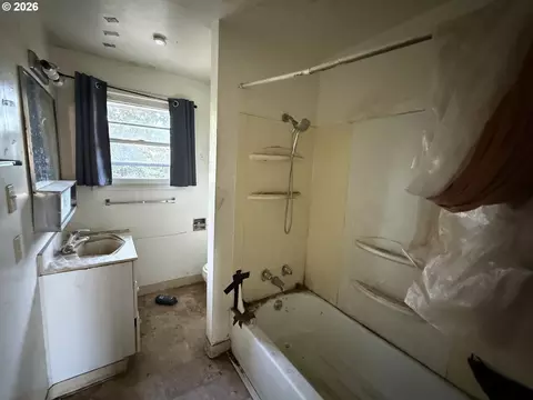 Bath - 4694 Daisy St, Springfield, OR 97478 photo 1 of 1