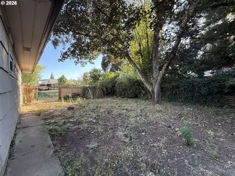 Exterior - 4694 Daisy St, Springfield, OR 97478 photo 7 of 9