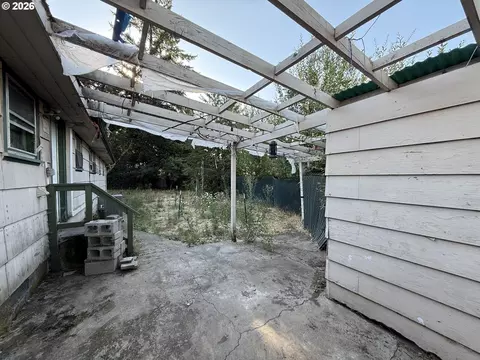 Exterior - 4694 Daisy St, Springfield, OR 97478 photo 3 of 9