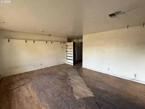 Living - 4694 Daisy St, Springfield, OR 97478 photo 6 of 6