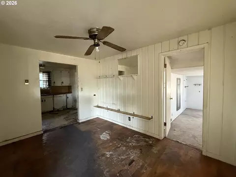 Living - 4694 Daisy St, Springfield, OR 97478 photo 2 of 6