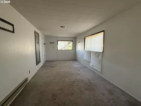Living - 4694 Daisy St, Springfield, OR 97478 photo 3 of 6