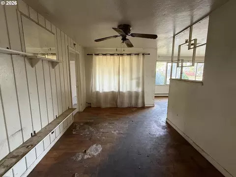 Living - 4694 Daisy St, Springfield, OR 97478 photo 4 of 6