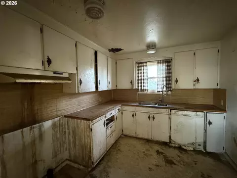 Kitchen - 4694 Daisy St, Springfield, OR 97478 photo 1 of 1