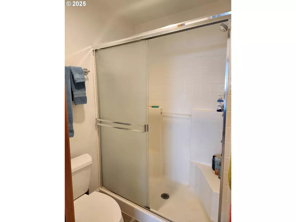 Bath - 94097 Weber Way, Gold Beach, OR 97444 photo 2 of 3
