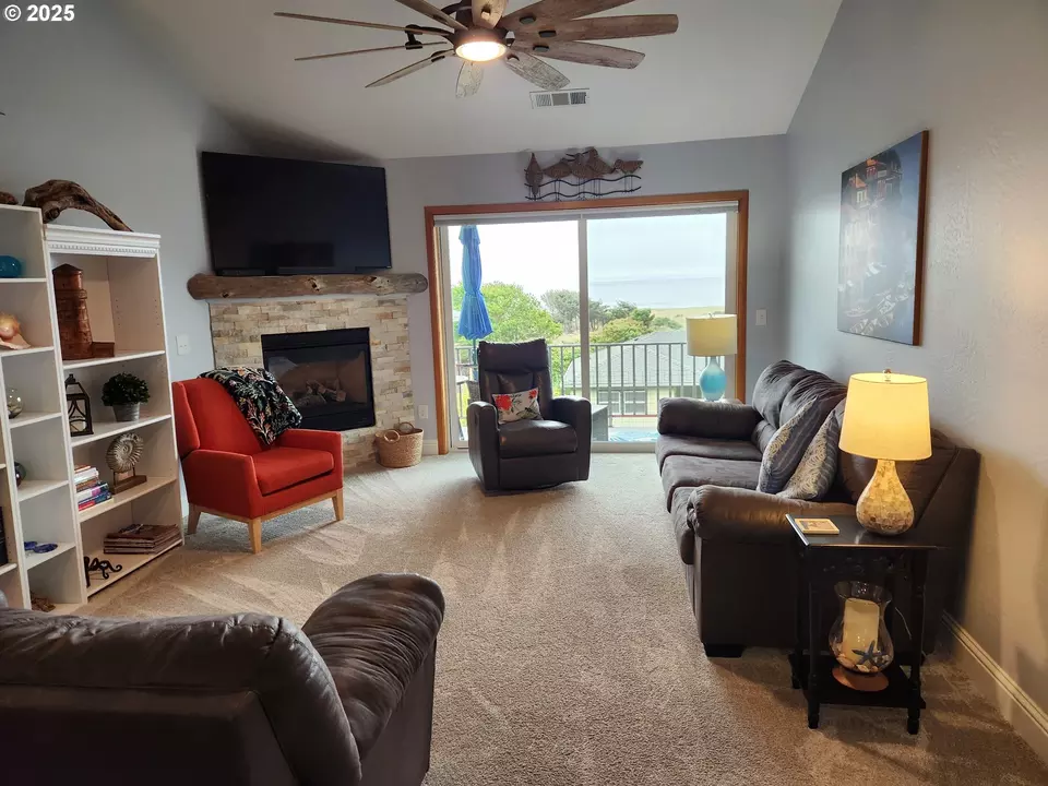 Living - 94097 Weber Way, Gold Beach, OR 97444 photo 3 of 3