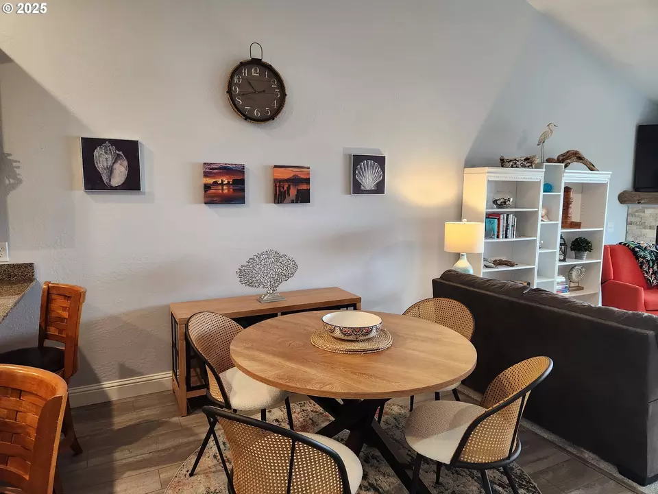 Dining - 94097 Weber Way, Gold Beach, OR 97444 photo 1 of 1