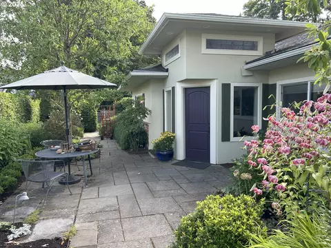 141 Cherry St, Silverton, OR 97381