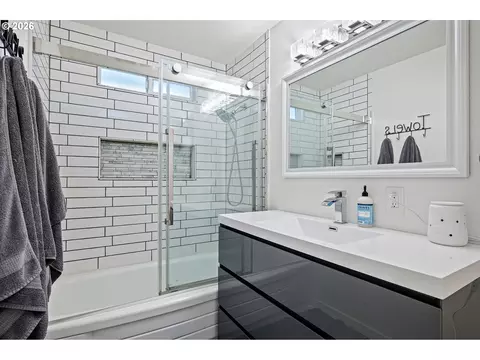 Bath - 936 Quinalt St, Springfield, OR 97477 photo 1 of 1