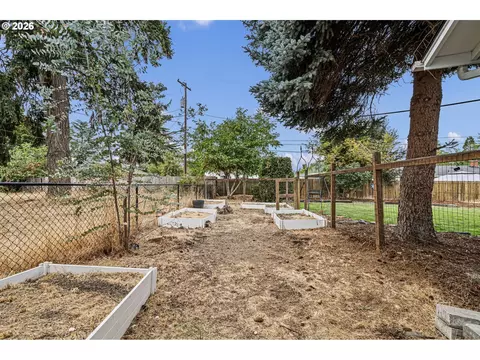Exterior - 936 Quinalt St, Springfield, OR 97477 photo 6 of 8