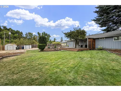 Exterior - 936 Quinalt St, Springfield, OR 97477 photo 5 of 8