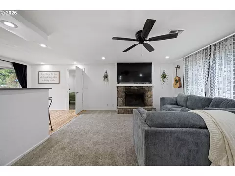 Living - 936 Quinalt St, Springfield, OR 97477 photo 1 of 1