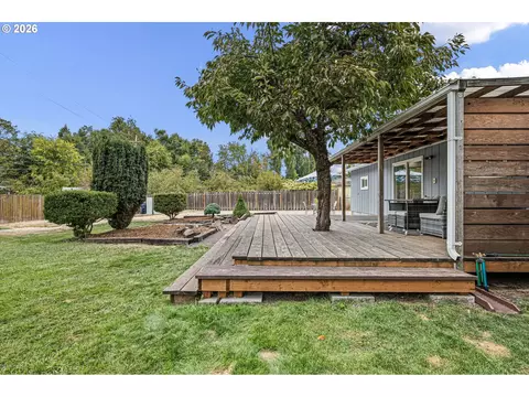 Exterior - 936 Quinalt St, Springfield, OR 97477 photo 3 of 8