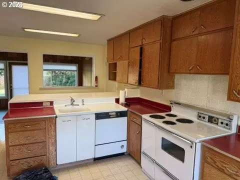 Kitchen - 2444 Lariat Meadows Dr, Eugene, OR 97401 photo 1 of 1
