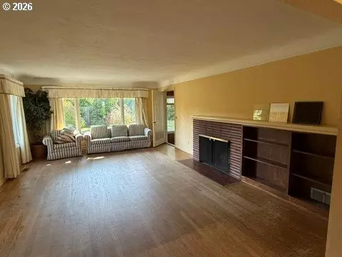 Living - 2444 Lariat Meadows Dr, Eugene, OR 97401 photo 2 of 5