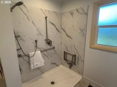Bath - 2444 Lariat Meadows Dr, Eugene, OR 97401 photo 2 of 2
