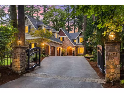 1093 Chandler Rd, Lake Oswego, OR 97034