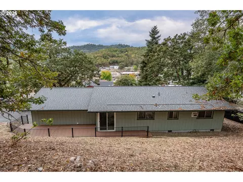 210 Mobridge Ave, Roseburg, OR 97470