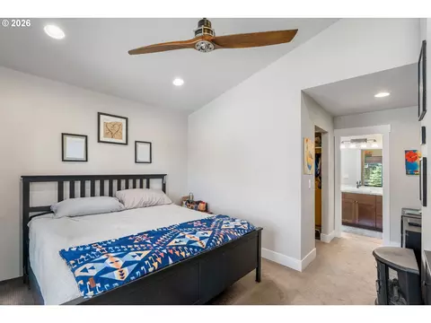 Bedroom - 91 SE Warm Springs Dr, Cascade Locks, OR 97014 photo 1 of 4