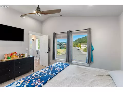 Bedroom - 91 SE Warm Springs Dr, Cascade Locks, OR 97014 photo 2 of 4