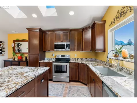 Kitchen - 91 SE Warm Springs Dr, Cascade Locks, OR 97014 photo 2 of 4