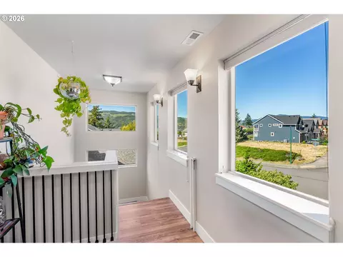 Entry Way - 91 SE Warm Springs Dr, Cascade Locks, OR 97014 photo 2 of 2
