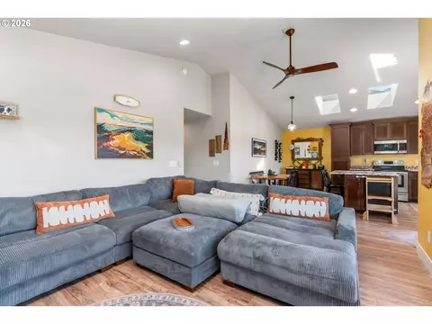 Living - 91 SE Warm Springs Dr, Cascade Locks, OR 97014 photo 2 of 3