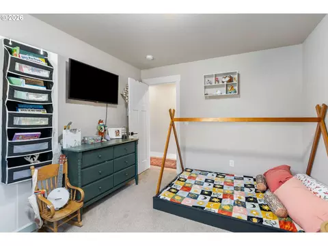 Bedroom - 91 SE Warm Springs Dr, Cascade Locks, OR 97014 photo 3 of 4