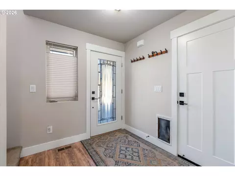 Entry Way - 91 SE Warm Springs Dr, Cascade Locks, OR 97014 photo 1 of 2