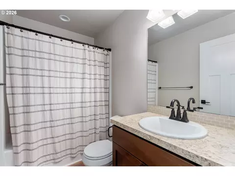 Bath - 91 SE Warm Springs Dr, Cascade Locks, OR 97014 photo 3 of 5