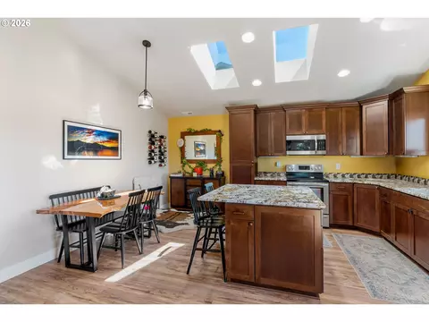 Kitchen - 91 SE Warm Springs Dr, Cascade Locks, OR 97014 photo 3 of 4