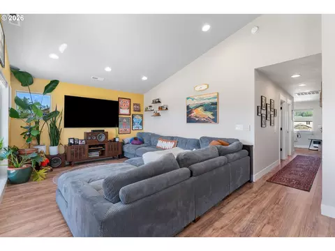Living - 91 SE Warm Springs Dr, Cascade Locks, OR 97014 photo 3 of 3