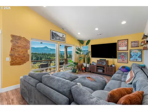 Living - 91 SE Warm Springs Dr, Cascade Locks, OR 97014 photo 1 of 3