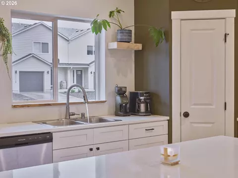 Kitchen - 1015 Peach Rd, Winlock, WA 98596 photo 3 of 7