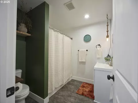 Bath - 1015 Peach Rd, Winlock, WA 98596 photo 1 of 3