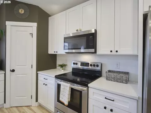 Kitchen - 1015 Peach Rd, Winlock, WA 98596 photo 4 of 7
