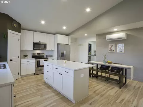 Kitchen - 1015 Peach Rd, Winlock, WA 98596 photo 2 of 7