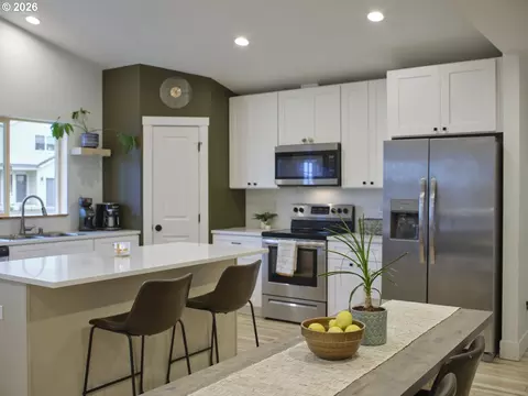 Kitchen - 1015 Peach Rd, Winlock, WA 98596 photo 6 of 7