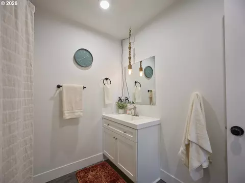 Bath - 1015 Peach Rd, Winlock, WA 98596 photo 2 of 3