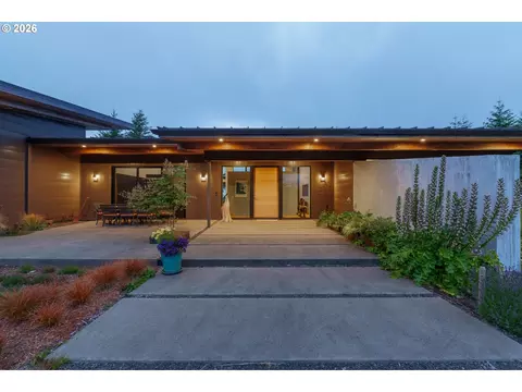 75175 Stargazer Ln, Coquille, OR 97423