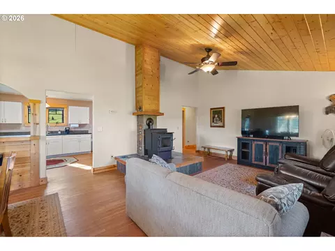 Living - 5996 Hayhurst Rd, Yoncalla, OR 97499 photo 5 of 5