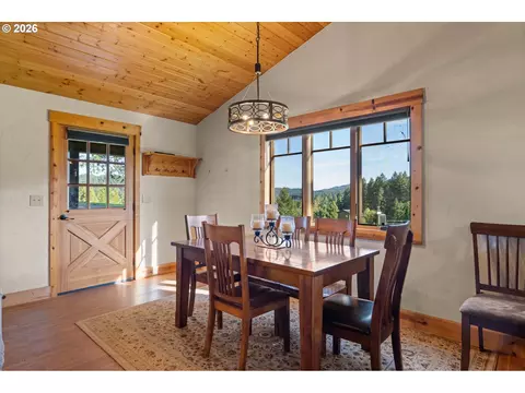 Dining - 5996 Hayhurst Rd, Yoncalla, OR 97499 photo 2 of 2