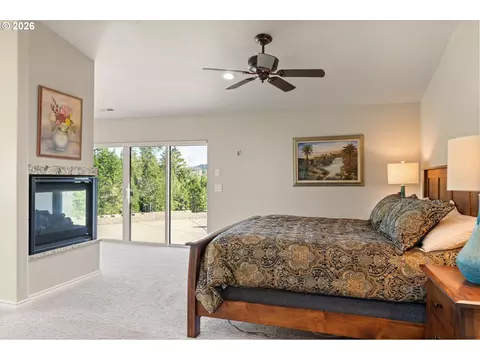 Bedroom - 5996 Hayhurst Rd, Yoncalla, OR 97499 photo 1 of 2