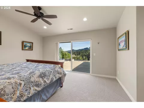 Bedroom - 5996 Hayhurst Rd, Yoncalla, OR 97499 photo 2 of 2