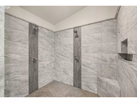 Bath - 5996 Hayhurst Rd, Yoncalla, OR 97499 photo 2 of 6